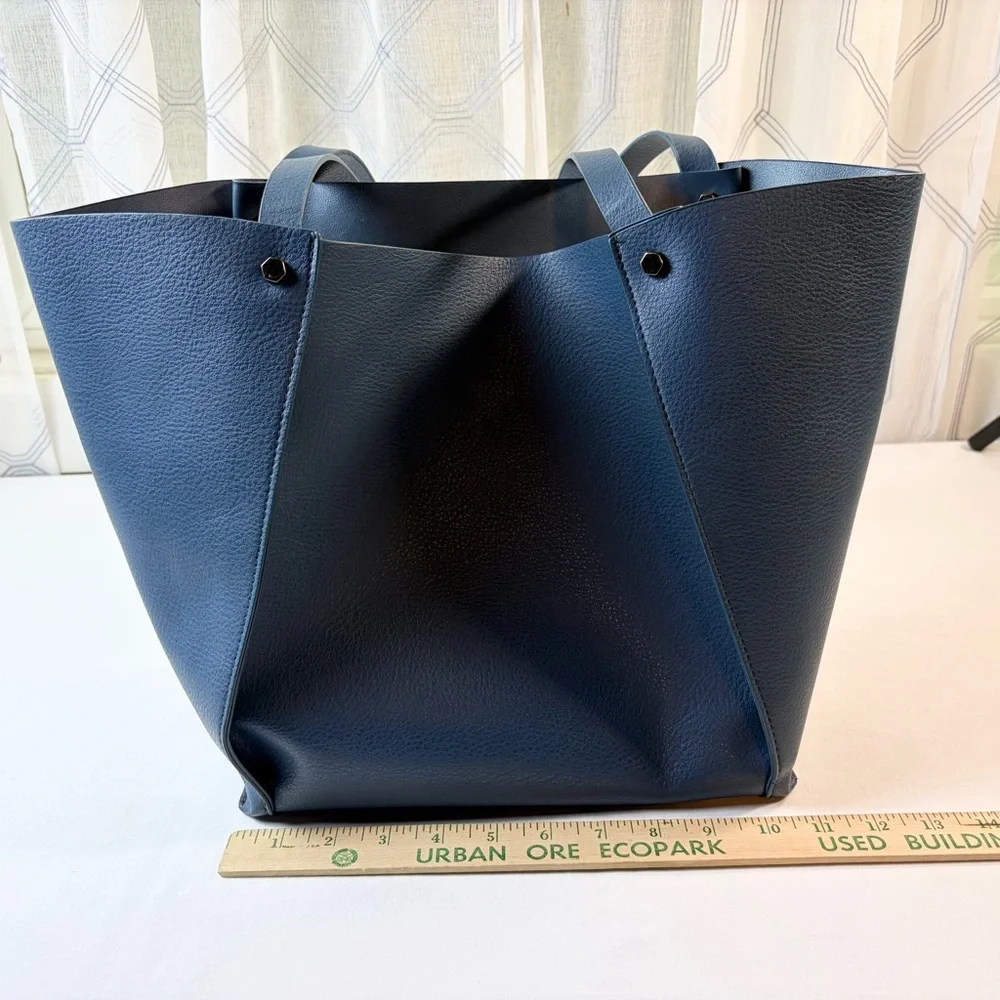 Chic Nieman Marcus faux Leather Tote Bag teal/navy